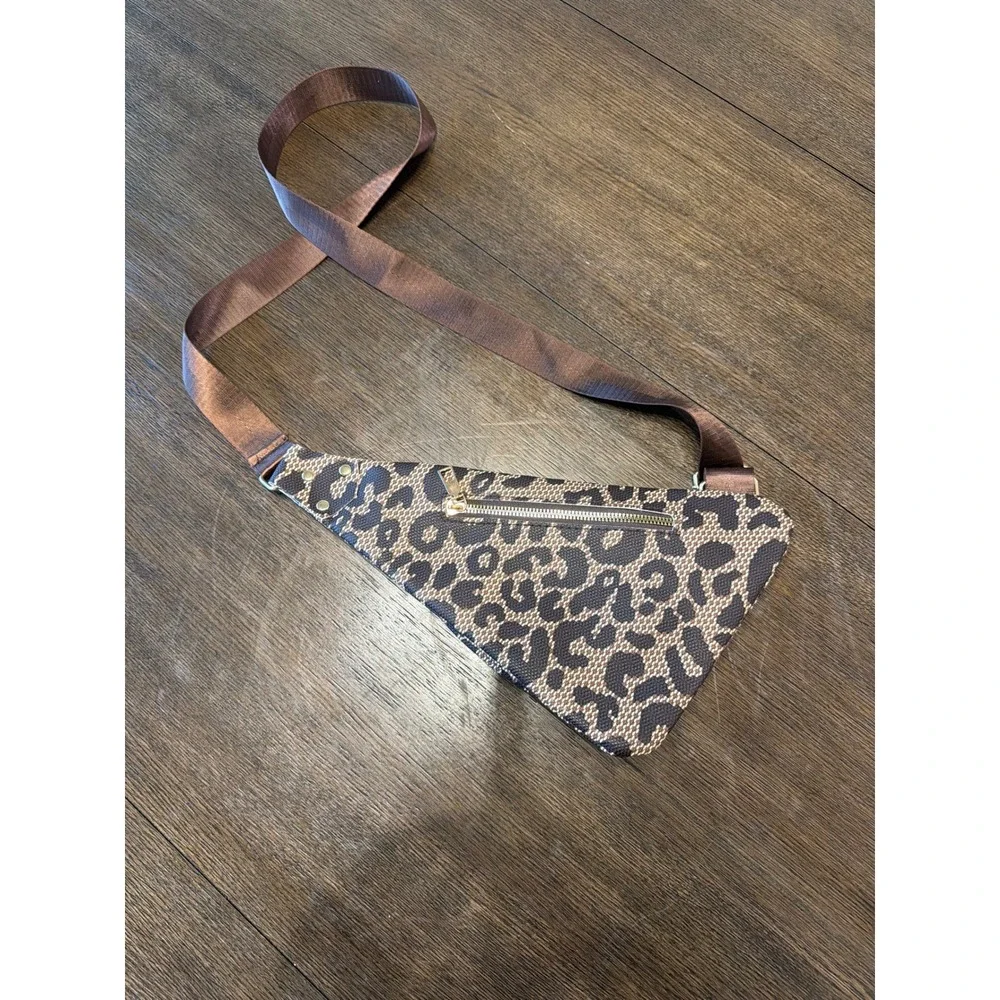 Leopard Print Triangle Sling‎ Bag Crossbody Fashionable Women's Accessory